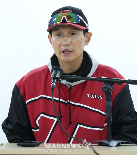 &#039;2024 KBO 포스트시즌 플레이오프 2차전&#039; LG-삼성전이 15일 대구 삼성라이온즈파크에서 열리기에 앞서 염경엽 LG 트윈스 감독이 취재진과 인터뷰에 임하고 있다. /사진=김진경 대기자