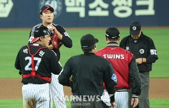 '2024 KBO 포스트시즌 플레이오프 2차전' 삼성-LG전이 15일 대구 삼성라이온즈파크에서 열렸다. LG 선발 손주영이 5회 교체되고 있다. /사진=김진경 대기자