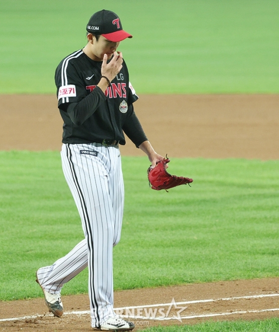&#039;2024 KBO 포스트시즌 플레이오프 2차전&#039; 삼성-LG전이 15일 대구 삼성라이온즈파크에서 열렸다. LG 선발 손주영이 5회 교체되고 있다. /사진=김진경 대기자