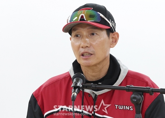 &#039;2024 KBO 포스트시즌 플레이오프 2차전&#039; LG-삼성전이 15일 대구 삼성라이온즈파크에서 열리기에 앞서 염경엽 LG 트윈스 감독이 취재진과 인터뷰에 임하고 있다. /사진=김진경 대기자
