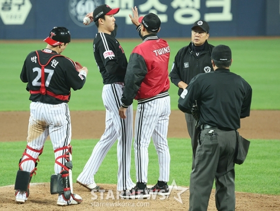 &#039;2024 KBO 포스트시즌 플레이오프 2차전&#039; 삼성-LG전이 15일 대구 삼성라이온즈파크에서 열렸다.  LG 선발 손주영이 5회말 교체되고 있다. /사진=김진경 대기자