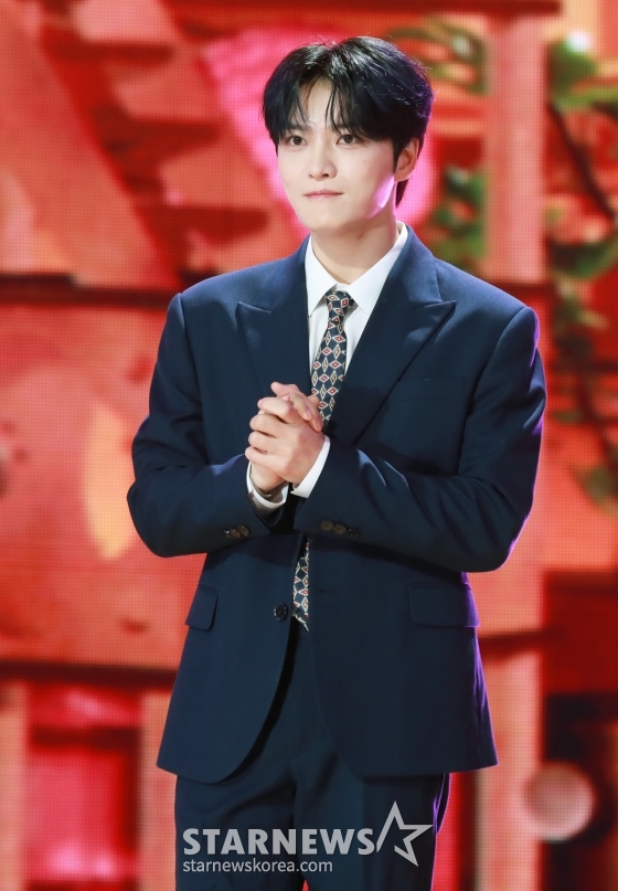 가수 김재중이 15일 오후 서울 강서구 등촌동 SBS 공개홀에서 진행된 신인 걸그룹 &#039;세이 마이 네임&#039;(SAY MY NAME)이 데뷔 앨범 발매기념 쇼케이스에 참석해 포즈를 취하고 있다. /2024.10.15 /사진=이동훈
