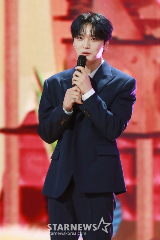 가수 김재중이 15일 오후 서울 강서구 등촌동 SBS 공개홀에서 진행된 신인 걸그룹 &#039;세이 마이 네임&#039;(SAY MY NAME)이 데뷔 앨범 발매기념 쇼케이스에 참석해 인사말을 하고 있다. /2024.10.15 /사진=이동훈