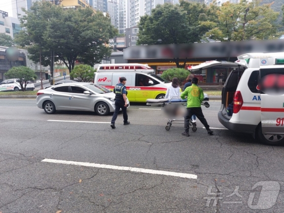 15일 김해에서 열린 전국체전 하프마라톤 경기에서 통제구간에 진입한 승용차가 경기 중인 선수를 뒤에서 들이 받아 부상을 입은 선수가 병원으로 이송되고 있다. /사진=뉴스1/독자 제공