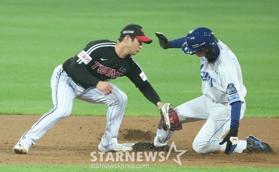 삼성 구자욱(오른쪽)이 15일 LG와 PO 2차전 1회말 도루를 성공시키고 있다. /사진=김진경 대기자