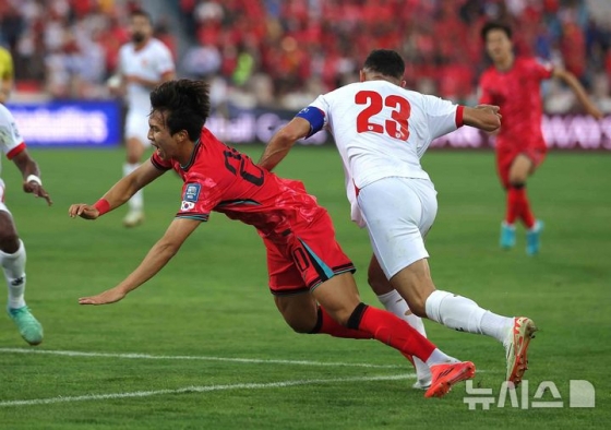 엄지성이  지난 10일(한국시간) 요르단 암만 국제경기장에서 열린 2026 북중미 월드컵 아시아 3차 예선 3차전 대한민국 대 요르단의 경기에서 상대의 거친 플레이에 넘어지고 있다.  /사진=뉴시스