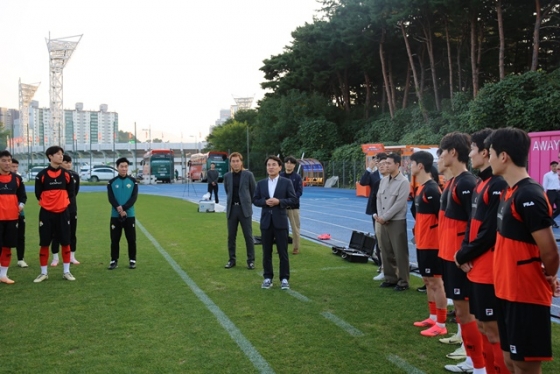 김진태 강원 구단주(가운데)가 선수단과 얘기를 나누고 있다. /사진=강원FC 제공