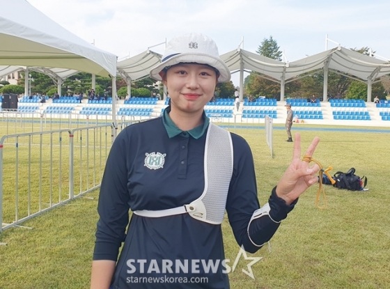 임시현이 16일 경남 진주시 공군교육사령부 연병장에서 열린 제105회 전국체육대회 양궁 여자 대학부 결승에서 우승을 차지한 후 포즈를 취하고 있다. /사진=양정웅 기자