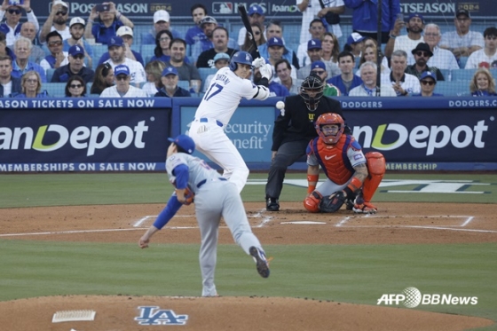 센가 코다이(앞쪽)와 오타니 쇼헤이가 14일(한국시간) 열린 2024 NLCS 1차전에서 대결하고 있다. /AFPBBNews=뉴스1