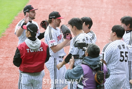 '2024 KBO 포스트시즌 플레이오프 4차전' LG-삼성전이 19일 서울 잠실야구장에서 열렸다.  LG 선발 엔스가 6회초 2사에서 삼성 디아즈를 삼진으로 돌려세운 후 더그아웃에서 동료들의 환영을 받고 있다.