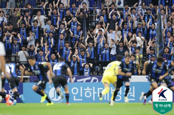  인천 유나이티드 팬들이 선수들을 응원하고 있다. /사진=한국프로축구연맹 제공