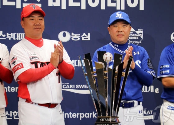 KIA 이범호 감독(왼쪽)과 삼성 박진만 감독이 20일 열린 2024 KBO 한국시리즈 미디어데이에서 사진 촬영에 응하고 있다. 