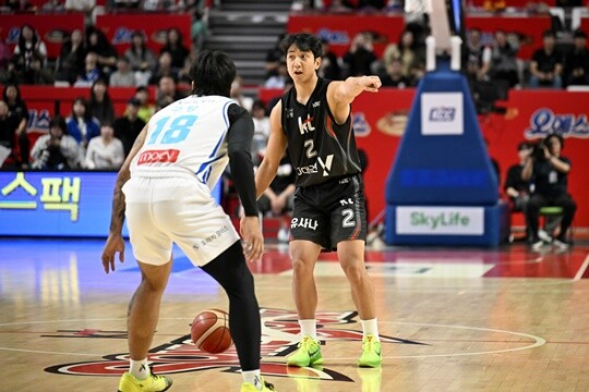 허훈이 경기 중 동료에게 지시를 내리고 있다. /사진=KBL 제공