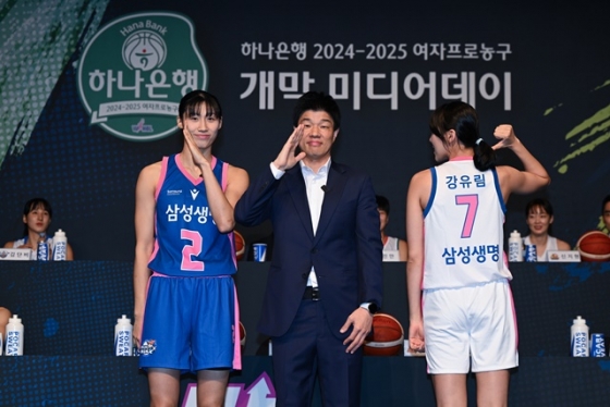 왼쪽부터 삼성생명 이해란, 하상윤 감독, 강유림이 21일에 열린 WKBL 미디어데이에서 포즈를 취하고 있다. /사진=WKBL 제공