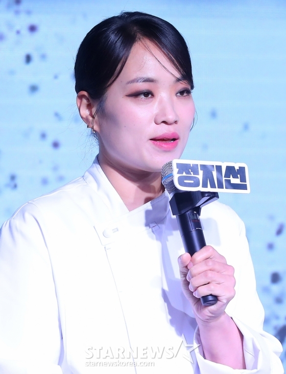 정지선 셰프가 7일 오전 서울 마포구 호텔 나루 서울 엠갤러리에서 진행된 넷플릭스 예능 &#039;흑백요리사: 요리 계급 전쟁&#039; TOP8 기자간담회에 참석해 인사말을 하고 있다.  &#039;흑백요리사: 요리 계급 전쟁&#039;은 맛 하나는 최고라고 평가받는 재야의 고수 &#039;흑수저&#039; 셰프들이 대한민국 최고의 스타 셰프 &#039;백수저&#039;들에게 도전장을 내밀며 치열하게 맞붙는 100인의 요리 계급 전쟁이다. 2024.10.07 /사진=김창현