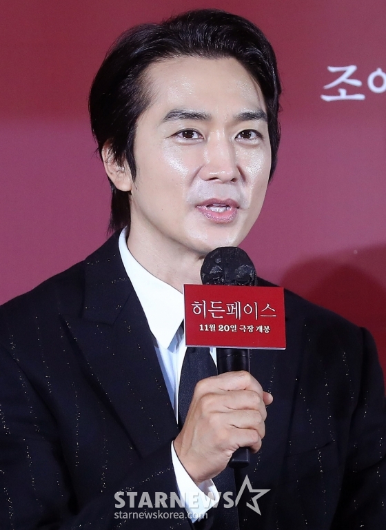 배우 송승헌이 22일 오전 서울 광진구 롯데시네마 건대입구에서 진행된 영화 &#039;히든페이스&#039; 제작보고회에 참석해 인사말을 하고 있다.  &#039;히든페이스&#039;는 한통의 영상편지만 남기고 사라진 약혼녀의 행방을 쫓던 한 남자가 그녀와 관련된 충격적인 비밀을 마주하게 되면서 벌어지는 미스터리 스릴러. 11월 20일 개봉. 2024.10.22 /사진=김창현 chmt@