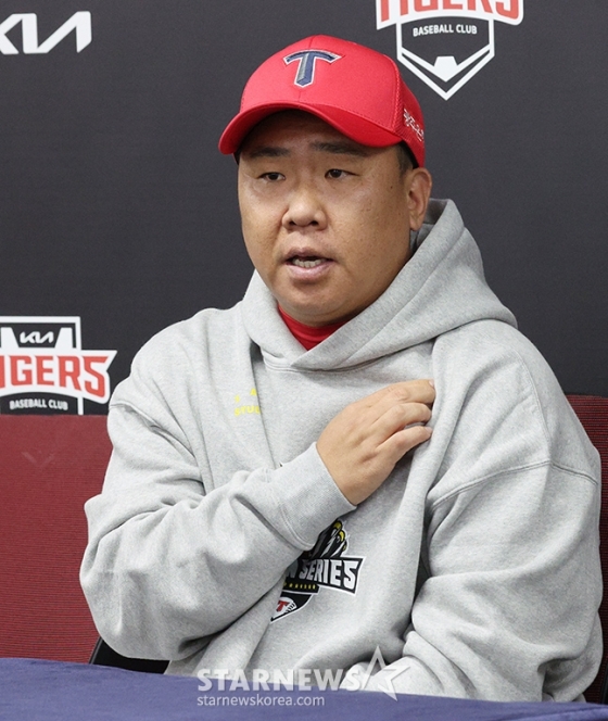 &#039;2024 KBO 포스트시즌 한국시리즈 1차전&#039; KIA-삼성전이 21일 광주-기아챔피언스필드에서 열렸다.  이범호 KIA 감독이 경기 전 인터뷰에서 기자들의 질문에 답하고 있다. /사진=김진경 대기자