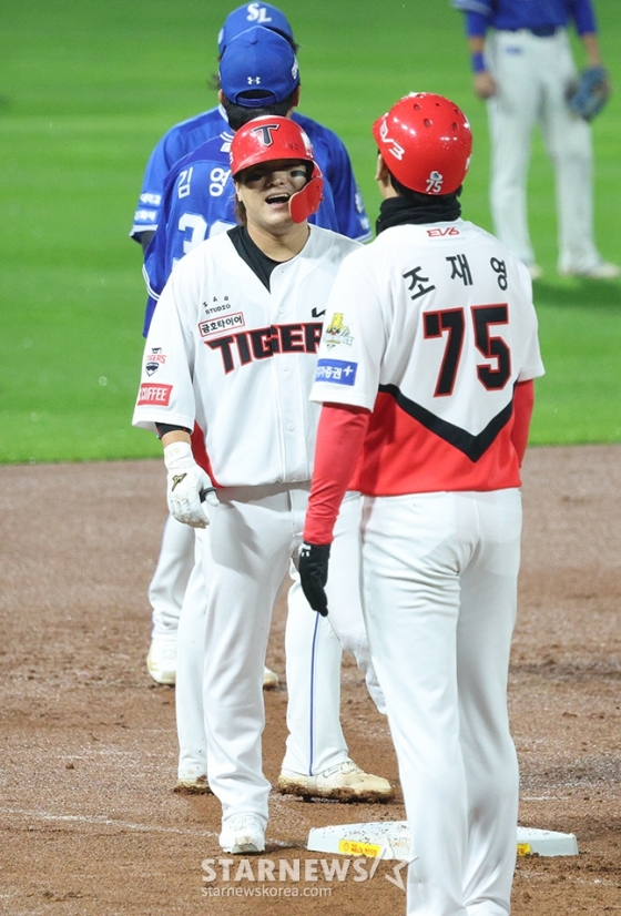 &#039;2024 KBO 포스트시즌 한국시리즈 1차전&#039; KIA-삼성전이 21일 광주-기아챔피언스필드에서 열렸다.  KIA 김선빈(가운데)이 2회말 2사에서 큼작한 좌월 3루타를 날리고 출루한 후 홈런이 아닌 걸 아쉬워하고 있다. /사진=김진경 대기자