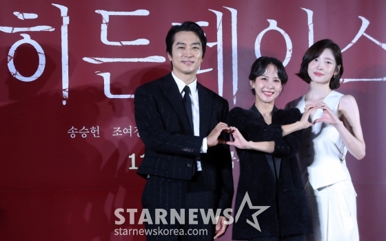 배우 송승헌, 조여정, 박지현이 22일 오전 서울 광진구 롯데시네마 건대입구에서 진행된 영화 &#039;히든페이스&#039; 제작보고회에 참석해 포즈를 취하고 있다.  &#039;히든 페이스&#039;는 한통의 영상편지만 남기고 사라진 약혼녀의 행방을 쫓던 한 남자가 그녀와 관련된 충격적인 비밀을 마주하게 되면서 벌어지는 미스터리 스릴러. 11월 20일 개봉. 2024.10.22 /사진=김창현 chmt@