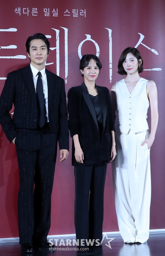 배우 송승헌, 조여정, 박지현이 22일 오전 서울 광진구 롯데시네마 건대입구에서 진행된 영화 &#039;히든페이스&#039; 제작보고회에 참석해 포즈를 취하고 있다.  &#039;히든 페이스&#039;는 한통의 영상편지만 남기고 사라진 약혼녀의 행방을 쫓던 한 남자가 그녀와 관련된 충격적인 비밀을 마주하게 되면서 벌어지는 미스터리 스릴러. 11월 20일 개봉. 2024.10.22 /사진=김창현 chmt@