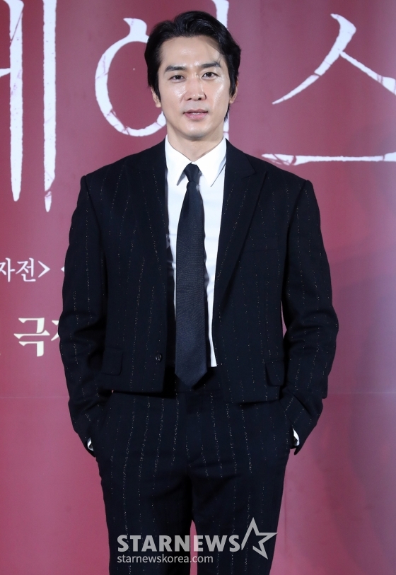 배우 송승헌이 22일 오전 서울 광진구 롯데시네마 건대입구에서 진행된 영화 &#039;히든페이스&#039; 제작보고회에 참석해 포즈를 취하고 있다.  &#039;히든 페이스&#039;는 한통의 영상편지만 남기고 사라진 약혼녀의 행방을 쫓던 한 남자가 그녀와 관련된 충격적인 비밀을 마주하게 되면서 벌어지는 미스터리 스릴러. 11월 20일 개봉. 2024.10.22 /사진=김창현 chmt@
