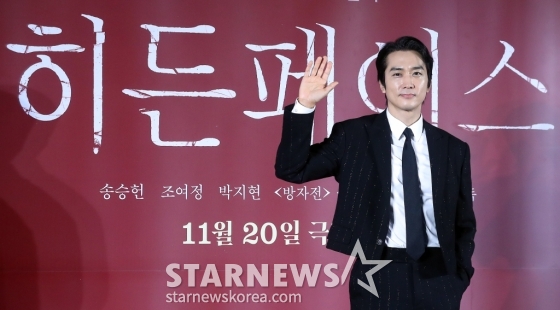 배우 송승헌이 22일 오전 서울 광진구 롯데시네마 건대입구에서 진행된 영화 &#039;히든페이스&#039; 제작보고회에 참석해 포즈를 취하고 있다.  &#039;히든 페이스&#039;는 한통의 영상편지만 남기고 사라진 약혼녀의 행방을 쫓던 한 남자가 그녀와 관련된 충격적인 비밀을 마주하게 되면서 벌어지는 미스터리 스릴러. 11월 20일 개봉. 2024.10.22 /사진=김창현 chmt@