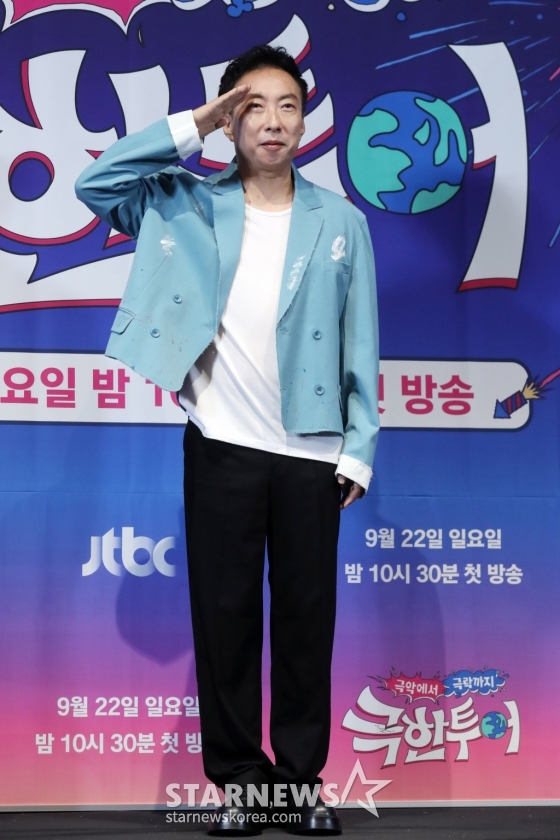 개그맨 박명수가 20일 오후 서울 영등포구 신도림 라마다호텔에서 열린 JTBC &#039;극한투어&#039; 제작발표회에 참석해 포즈를 취하고 있다.   JTBC 신규 예능 &#039;극한투어&#039;는 같은 여행지에서 &#039;극악&#039;과 &#039;극락&#039;을 오가며 정반대의 재미를 선보이는 프로그램으로 오는 22일 첫 방송된다. 2024.09.20 /사진=임성균