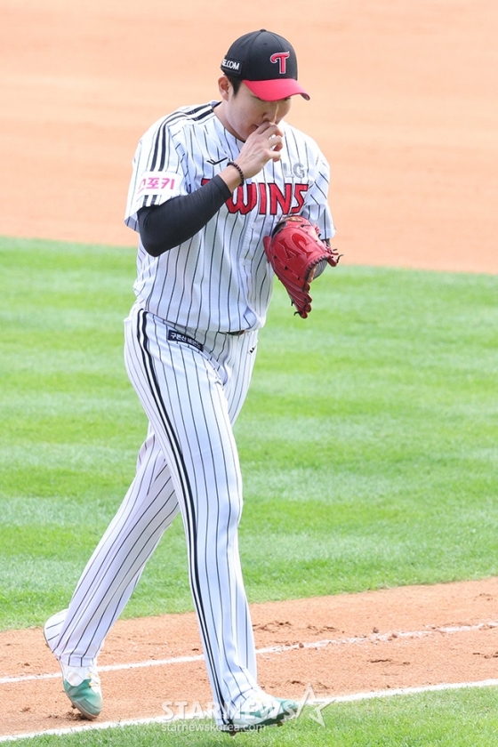&#039;2024 KBO 포스트시즌 플레이오프 4차전&#039; LG-삼성전이 19일 서울 잠실야구장에서 열렸다.  LG 손주영이 8회초 교체되며 아쉬워하고 있다. /사진=김진경 대기자
