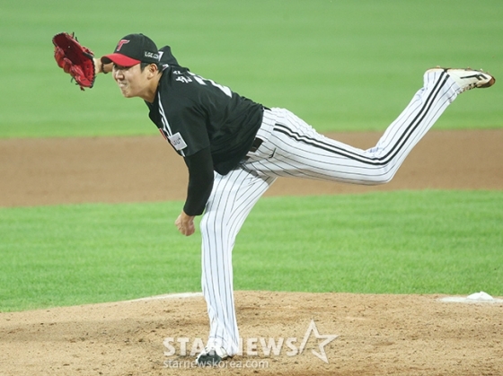 &#039;2024 KBO 포스트시즌 플레이오프 2차전&#039; 삼성-LG전이 15일 대구 삼성라이온즈파크에서 열렸다. LG 선발 손주영이 역투하고 있다. /사진=김진경 대기자