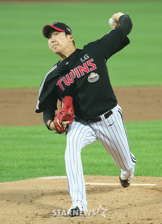 &#039;2024 KBO 포스트시즌 플레이오프 2차전&#039; 삼성-LG전이 15일 대구 삼성라이온즈파크에서 열렸다. LG 선발 손주영이 역투하고 있다. /사진=김진경 대기자