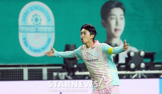 가수 임영웅이 12일 오후 대전 유성구 노은동 대전월드컵경기장에서 열린 &#039;하나은행 자선축구대회 팀 히어로 VS 팀 기성용&#039; 후반전 경기에서 어시스트를 한 뒤 기뻐하고 있다. 2024.10.12 /사진=김창현