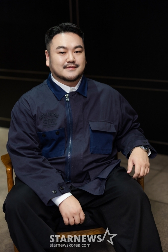 티빙 드라마 &#039;대도시의 사랑법&#039; 박상영 작가가 23일 서울 종로구 팔판동의 한 카페에서 진행된 인터뷰를 위해 포즈를 취하고 있다.  &#039;대도시의 사랑법&#039;은 동명의 소설을 원작으로 둔 작품으로, 청춘들의 달콤한 만남과 이별의 아픔, 어딘가 모르게 나와 비슷한 사랑의 경험을 한 고영의 성장기를 그린다. 박상영 작가는 원작을 집필한 작가로, 이번 드라마의 각본에도 참여했다. / 사진제공=티빙, 메리크리스마스, 빅스톤스튜디오 /사진=김창현 chmt@