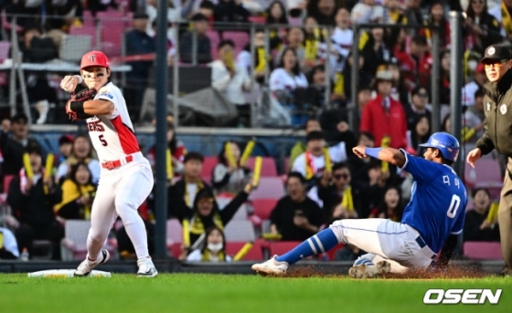 삼성의 르윈 디아즈(오른쪽)가 23일 재개된 2024 KBO 한국시리즈 1차전 6회초 무사 1,2루에서 김영웅의 번트 시도 때 3루에서 아웃 당하고 있다.