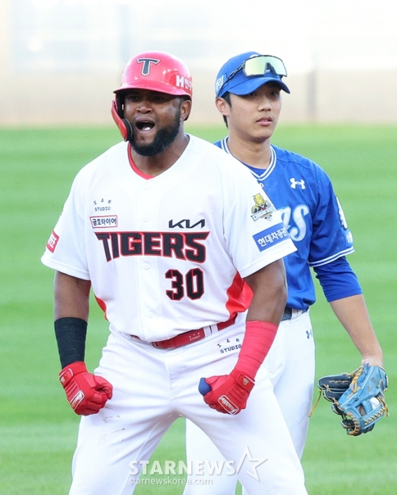 '2024 KBO 포스트시즌 한국시리즈 1차전' KIA-삼성전 서스펜디드 경기가 23일 광주-기아챔피언스필드에서 열렸다.  KIA 소크라테스가 7회말 2사 2루에서 1타점 적시타를 날리고 2루까지 진루한 후 환호하고 있다. /사진=김진경 대기자