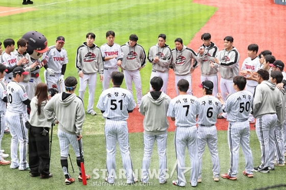 '2024 KBO 포스트시즌 플레이오프 4차전' LG-삼성전이 19일 서울 잠실야구장에서 열렸다. 홍창기를 비롯한 LG 선수들이 경기에 나서며 파이팅을 외치고 있다. /사진=김진경 대기자