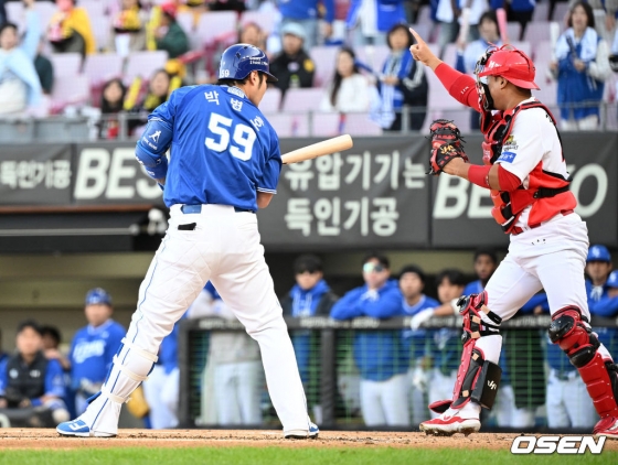 박병호(왼쪽)가 6회말 체크 스윙 삼진 아웃을 당하고 있다.