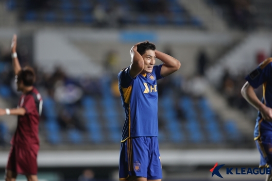 주민규가 머리를 감싸쥐며 아쉬워하고 있다. /사진=한국프로축구연맹 제공