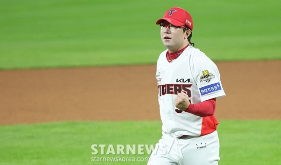 &#039;2024 KBO 포스트시즌 한국시리즈 2차전&#039; KIA-삼성전이 23일 광주-기아챔피언스필드에서 열렸다. KIA 선발 양현종이 5회초 2사에서 삼성 김영웅을 삼진으로 돌려세운 후 환호하고 있다. /사진=김진경 대기자