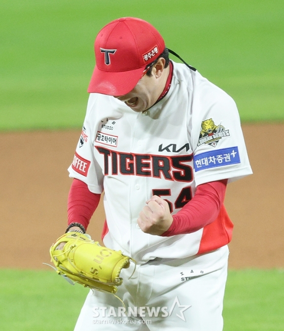 &#039;2024 KBO 포스트시즌 한국시리즈 2차전&#039; KIA-삼성전이 23일 광주-기아챔피언스필드에서 열렸다. KIA 선발 양현종이 5회초 2사에서 삼성 김영웅을 삼진으로 돌려세운 후 환호하고 있다. /사진=김진경 대기자