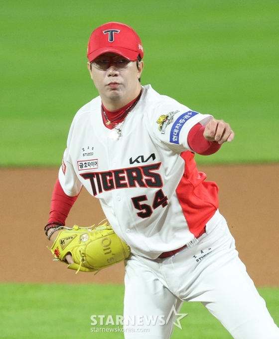 &#039;2024 KBO 포스트시즌 한국시리즈 2차전&#039; KIA-삼성전이 23일 광주-기아챔피언스필드에서 열렸다.  KIA 선발 양현종이 역투하고 있다. /사진=김진경 대기자