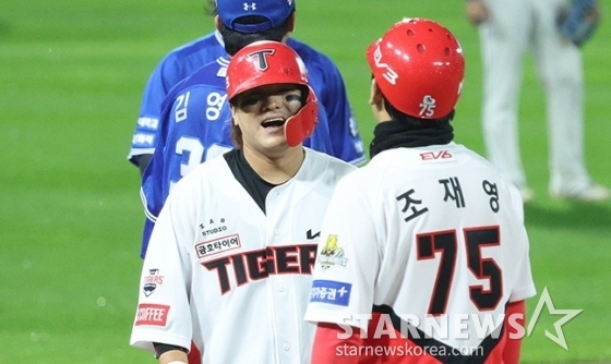 &#039;2024 KBO 포스트시즌 한국시리즈 1차전&#039; KIA-삼성전이 21일 광주-기아챔피언스필드에서 열렸다. KIA 김선빈(가운데)이 2회말 2사에서 큼작한 좌월 3루타를 날리고 출루한 후 홈런이 아닌 걸 아쉬워하고 있다. /사진=김진경 대기자