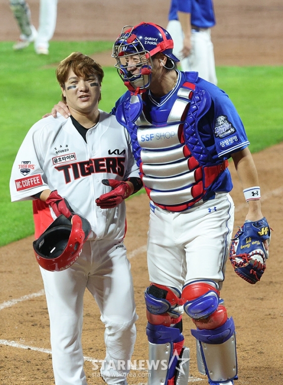 &#039;2024 KBO 포스트시즌 한국시리즈 1차전&#039; KIA-삼성전이 21일 광주-기아챔피언스필드에서 열렸다. KIA 김선빈(왼쪽)이 2회말 2사에서 큼작한 좌월 3루타를 날리고 출루한 후 홈런이 아닌 걸 아쉬워하자 이닝 종료 후 삼성 포수 강민호가 위로하고 있다. /사진=김진경 대기자
