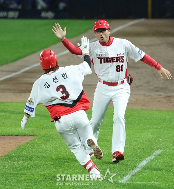 &#039;2024 KBO 포스트시즌 한국시리즈 1차전&#039; KIA-삼성전이 21일 광주-기아챔피언스필드에서 열렸다. KIA 김선빈(왼쪽)이 2회말 2사에서 큼작한 좌월 3루타를 날린 후 홈런으로 알고 환호하고 있다. /사진=김진경 대기자