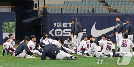 2024 세계야구소프트볼협회(WBSC) 프리미어12에 출전하는 대한민국 야구대표팀 선수들이 24일 오후 서울 구로구 고척스카이돔에서 열린 대표팀 첫 훈련에서 몸을 풀고 있다.  이날 훈련은 한국시리즈가 진행 중인 관계로 기아와 삼성 소속 선수를 제외하고 진행됐다.  대표팀은 내달 1일과 2일 쿠바 대표팀과 평가전을 치르고 8일에 대만으로 출국한다. /사진=뉴스1