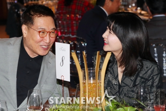 배우 이영애, 정호영 한국레이컴 회장 부부가 24일 오후 서울 강동구 고덕동 스테이지28에서 열린 &#039;제14회 아름다운예술인상&#039;에 참석해 대화를 나누고 있다.  &#039;아름다운예술인상&#039;은 2011년 신영균예술문화재단이 창립되던 해 제정돼 매년 연말에 영화, 연극, 공로, 선행, 독립영화 부문에서 활동이 돋보이는 예술인을 선정, 총 1억원(각 2천만원)의 시상금과 상패를 수여하는 축제를 이어왔다.2024.10.24 /사진=김창현 chmt@