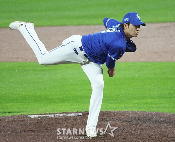 삼성 원태인이 지난 21일 KS 1차전에서 역투를 펼치고 있다. /사진=김진경 대기자