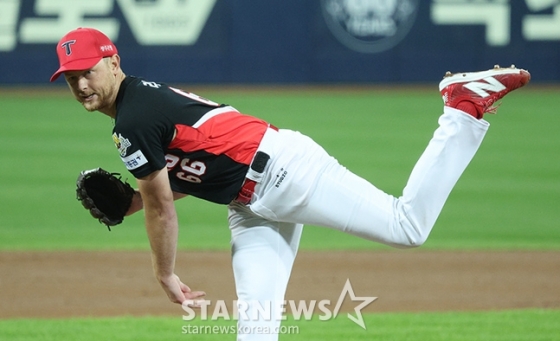 &#039;2024 KBO 포스트시즌 한국시리즈 3차전&#039; 삼성-KIA전이 25일 대구 삼성라이온즈파크에서 열렸다.  KIA 선발 라우어가 역투하고 있다. /사진=김진경 대기자