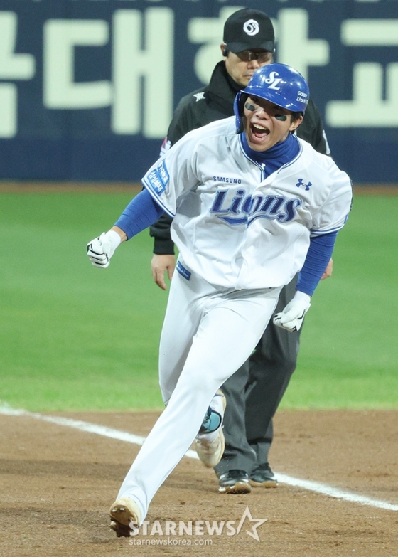 &#039;2024 KBO 포스트시즌 한국시리즈 3차전&#039; 삼성-KIA전이 25일 대구 삼성라이온즈파크에서 열렸다.  삼성 김영웅이 5회초 2사에서 우중월 1점 홈런을 날린 후 홈인하고 있다. /사진=김진경 대기자