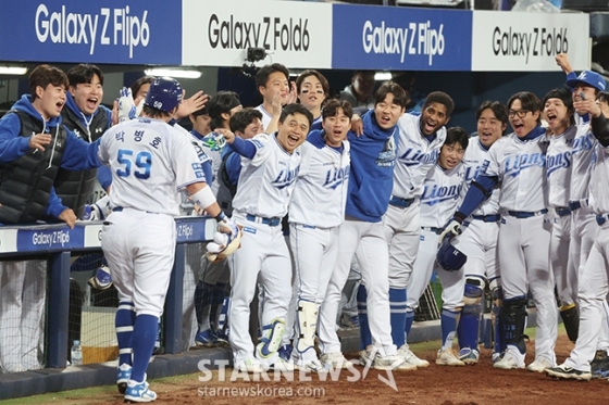 '2024 KBO 포스트시즌 한국시리즈 3차전' 삼성-KIA전이 25일 대구 삼성라이온즈파크에서 열렸다.  삼성 박병호가 7회초 무사에서 김헌곤에 이어 우중월 1점 홈런(백투백)을 날리고 홈인한 후 동료들의 환영을 받고 있다. /사진=김진경 대기자