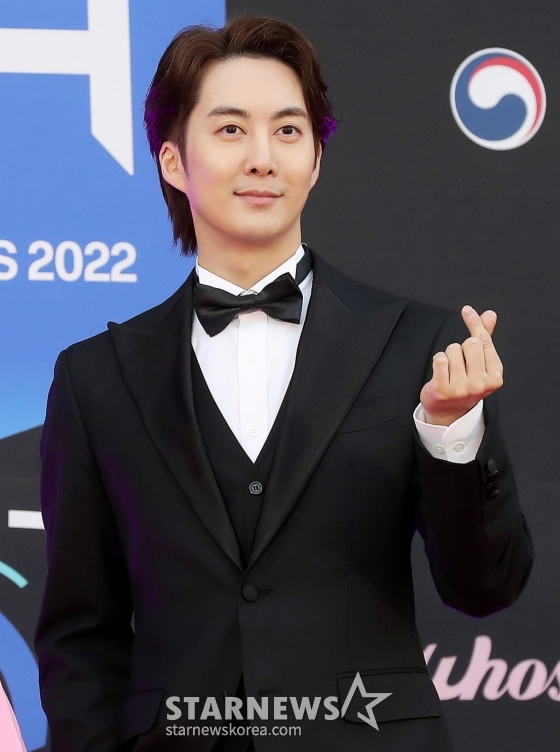 가수 김형준이 10일 오후 서울 송파구 잠실종합운동장 실내체육관에서 진행된 &#039;30주년 한터뮤직어워즈 2022&#039; 레드카펫에 참석해 포즈를 취하고 있다. 2023.02.10